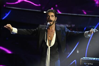Sanremo 2024: ecco il look della terza serata del Festival dei Santi Francesi  3