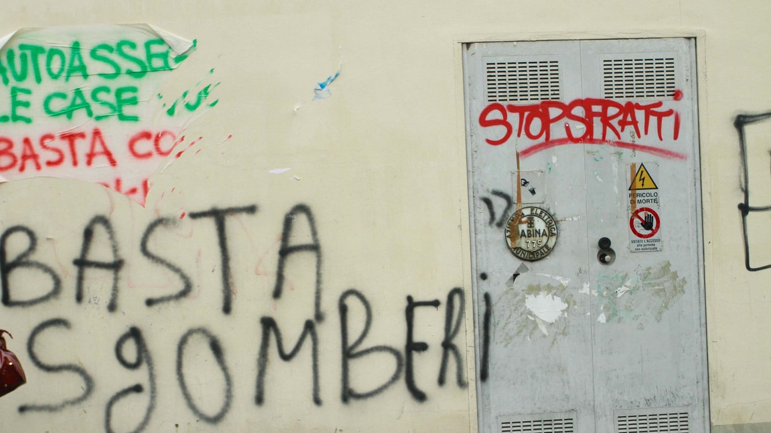 Assalto al circolo Pd: anarchica mascherata tradita dalla stazza