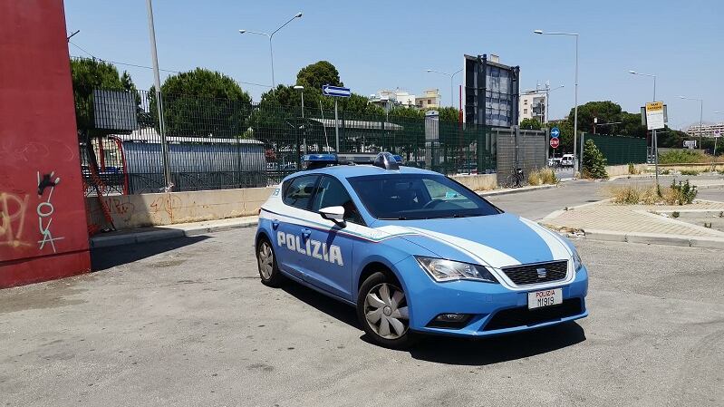 Ruba un'auto, sperona la polizia e fugge a piedi: "caccia" al ladro