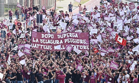"Cairo vattene", la protesta dei tifosi del Torino: le immagini 3