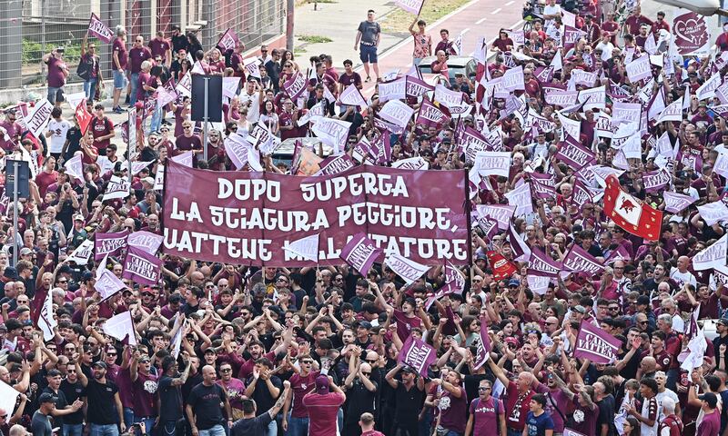 "Cairo vattene", la protesta dei tifosi del Torino: le immagini 3