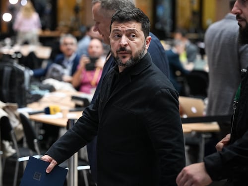 Zelensky: “Ancora limiti a Starlink, è operazione pianificata”. L’Ue: “Avanti con le sanzioni a Mosca, azione coordinata con Usa può fare la differenza”