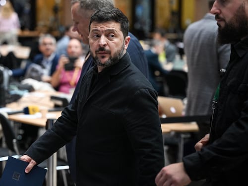 Zelensky: “Anche l’Italia vittima della guerra ibrida di Putin”. Trump: “È tempo che qualcun altro negozi per conto di Kiev”