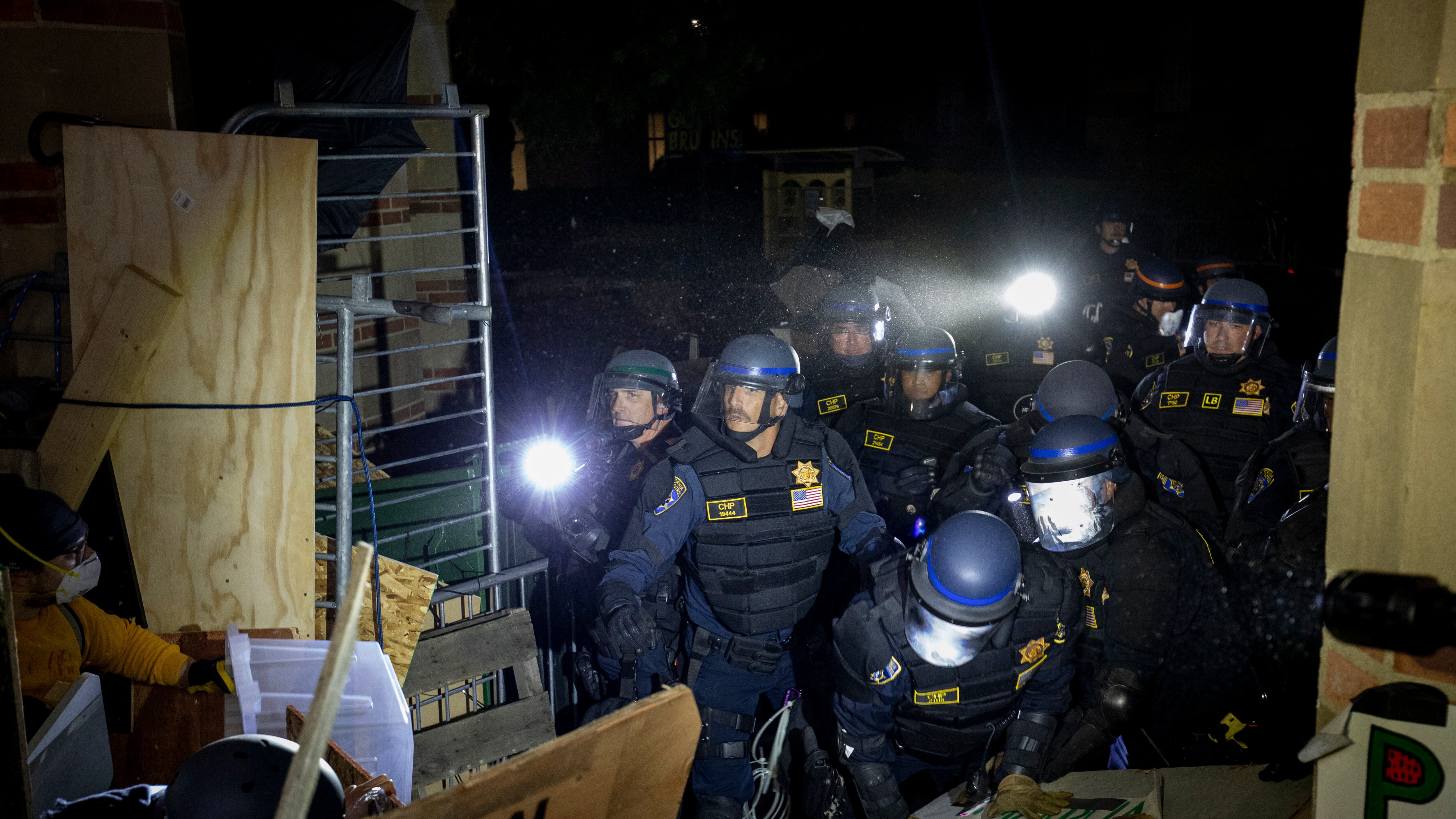 Ucla, blitz della polizia per sgomberare i pro-Gaza. Biden: "Contrario ad agenti nei campus"