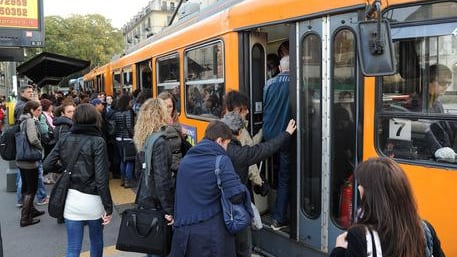 Urla "Allah Akbar"nel bus, poi picchia i carabinieri che lo arrestano