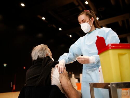 In Toscana ora il caos è totale: vaccinato solo il 5% degli over 80