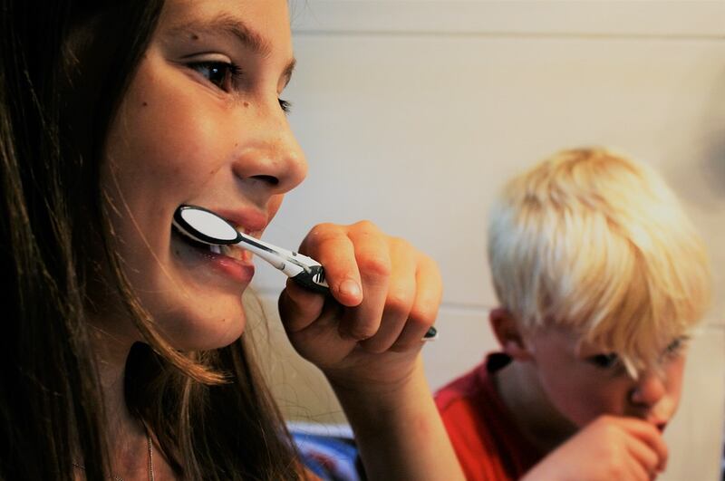 Spazzolare i denti
