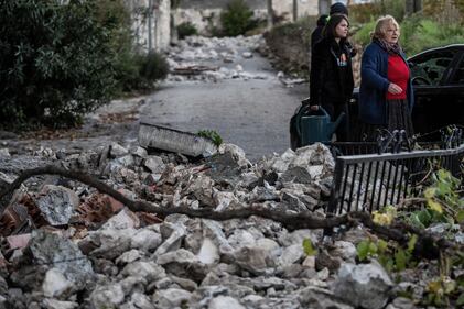 La terra trema in Francia: le macerie dopo il terremoto 10