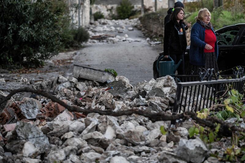 La terra trema in Francia: le macerie dopo il terremoto 10