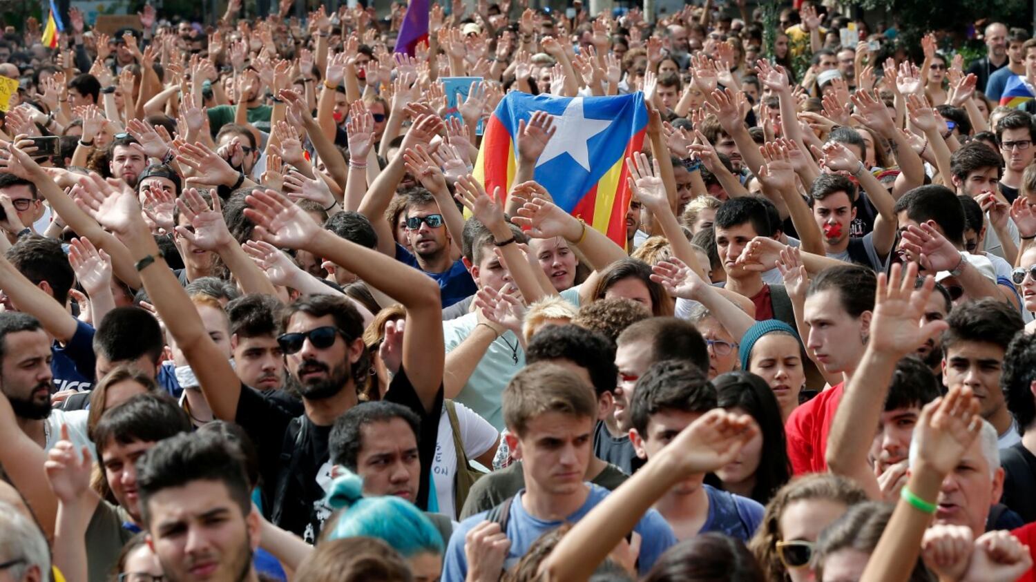 Barcellona non molla. "Lunedì l'indipendenza". Madrid muove l'esercito