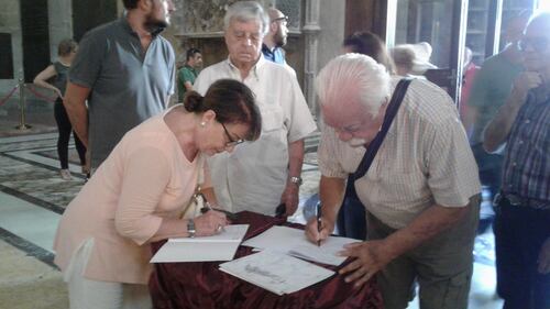 Napoli, l'ultimo commosso saluto a Luciano De Crescenzo 3
