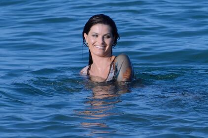 Isabeli Fontana hot, incanta Venezia nella laguna 17