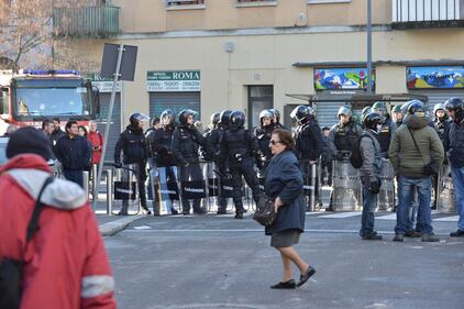 Sgombero dei centri sociali, scoppia la guerriglia a Milano 1