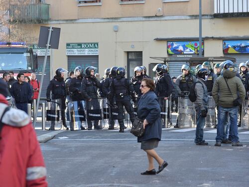Sgombero dei centri sociali: è guerriglia a Milano