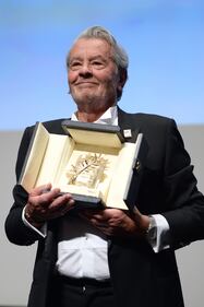 Alain Delon riceve la "Palma d'oro" al Festival di Cannes  2