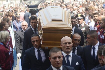 Fan e vip insieme per salutare il 'Gigante buono' del cinema 6