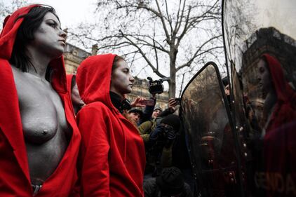 Gilet gialli, anche un gruppo di "Marianne" sfilano a Parigi 3