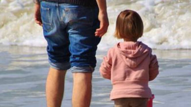 Dopo 41 anni ottiene la paternità, ma il padre intanto è morto