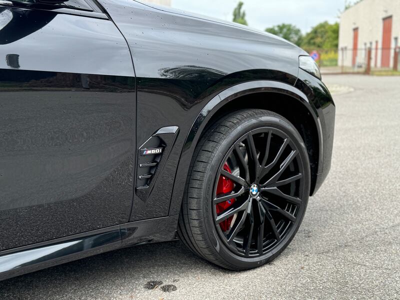 BMW X5 M60i: guarda la gallery del super SUV tedesco da 530 CV 10