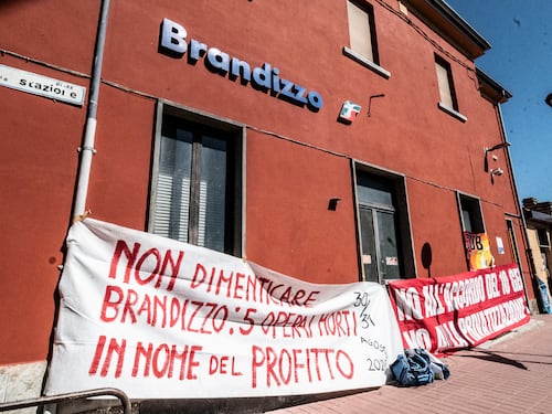 “Non abbiamo i tavoli per appoggiare i fascicoli, né microfoni”. All’udienza per la strage di Brandizzo avvocati in piedi e niente prese di corrente