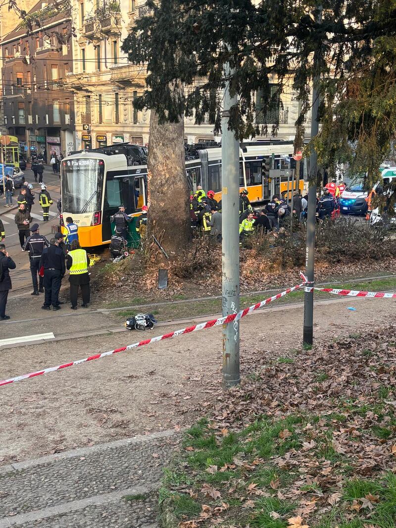 Tram deragliato, le foto dei feriti 11