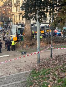 Tram deragliato, le foto dei feriti 11