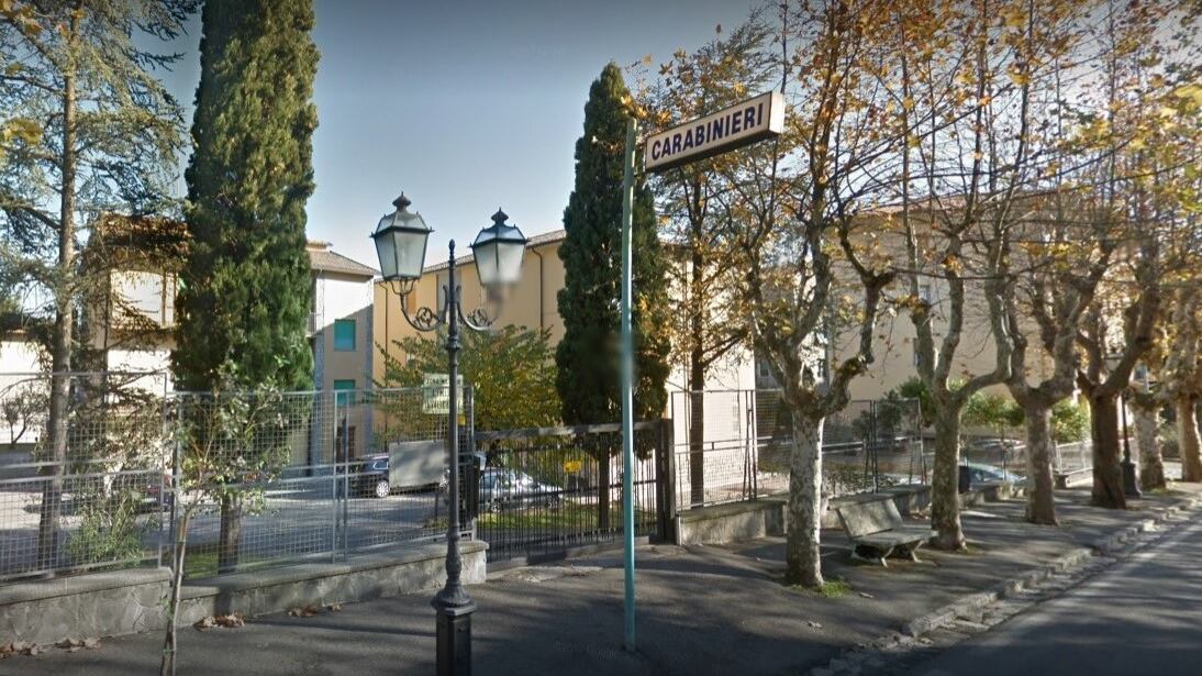 Anziano pestato in casa da rapinatore, il fratello spara e lo salva