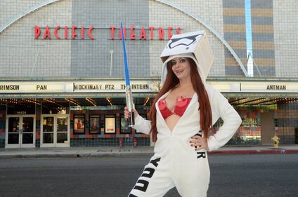 Aspettando Star Wars - Il Risveglio della Forza: attrice si spoglia per strada 35