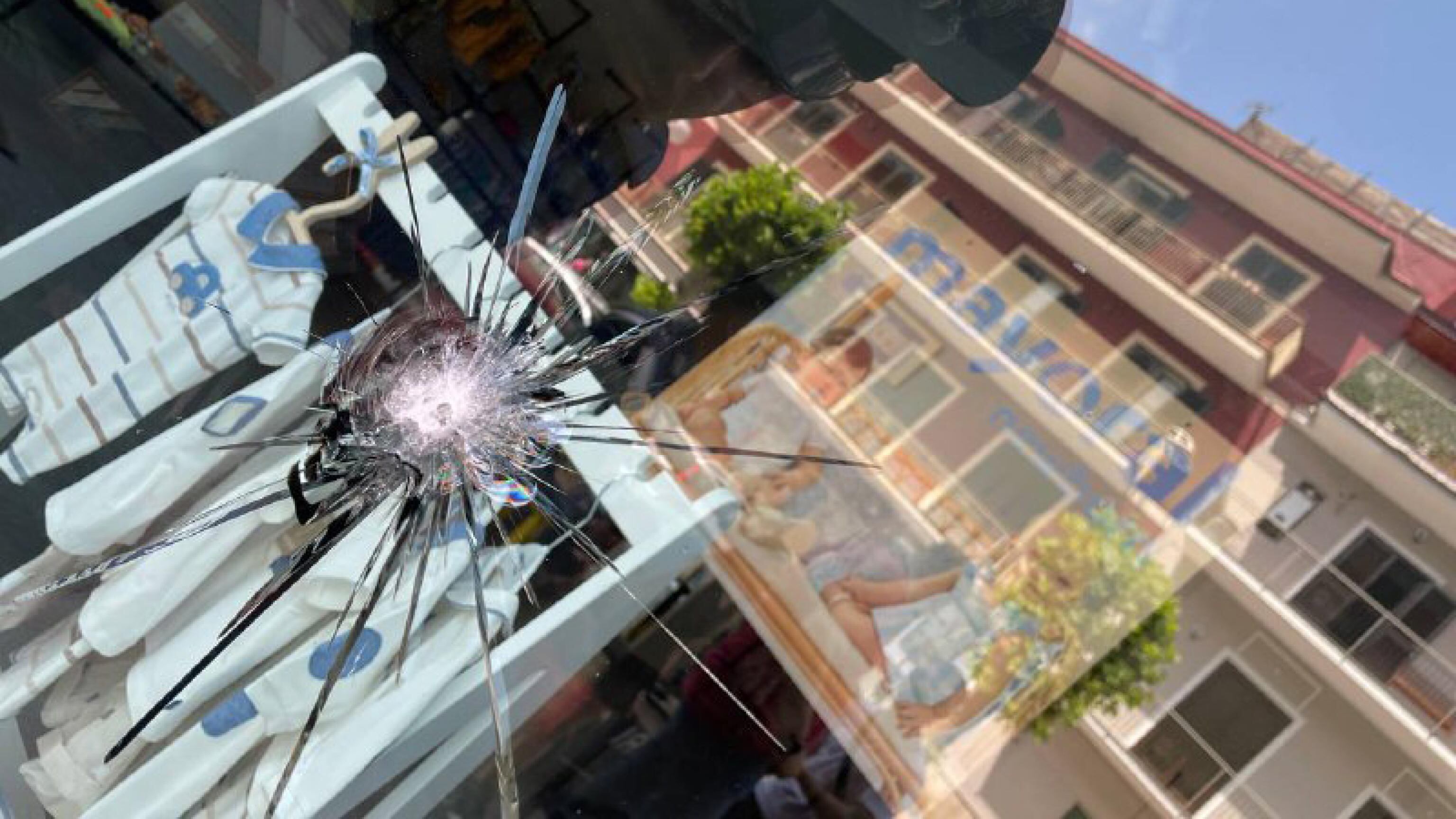 Ruba la pistola e spara: 4 ragazzi feriti