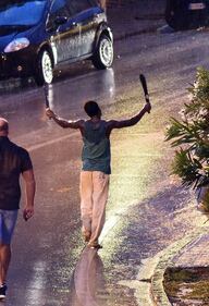 È armato con un machete, passanti si scattano i selfie 8