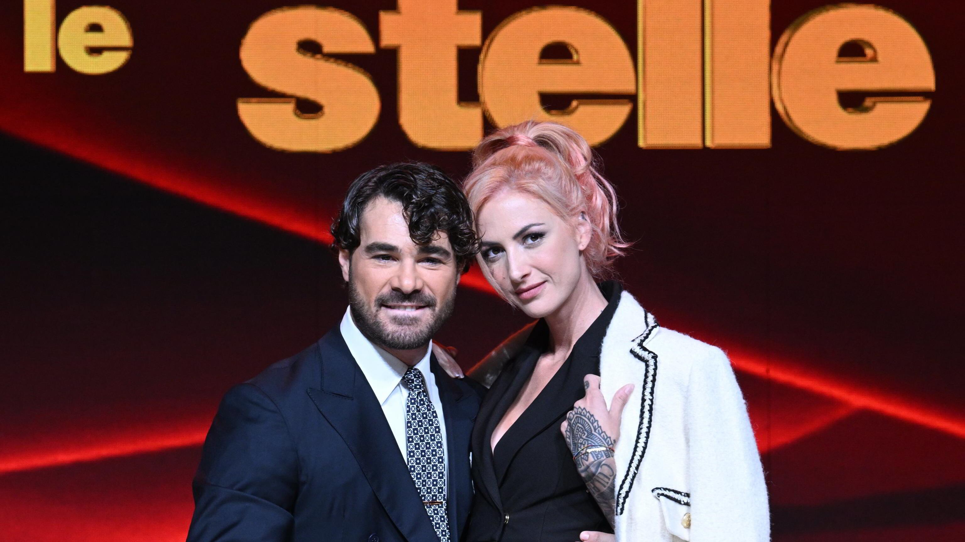 Ema Stokholma: "Ho fatto sesso nei camerini di Ballando con le stelle". La reazione di Bruganelli e Madonia