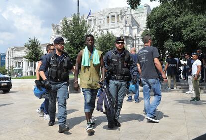 Milano, blitz anti-migranti in stazione Centrale 17