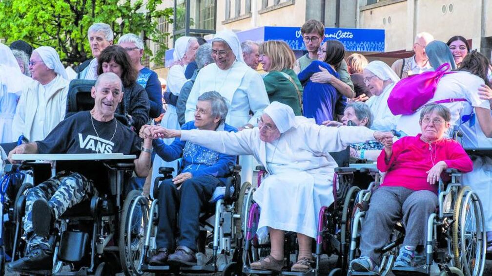 Assistenza, educazione e salute: tre mani per aiutare la Fondazione Cottolengo