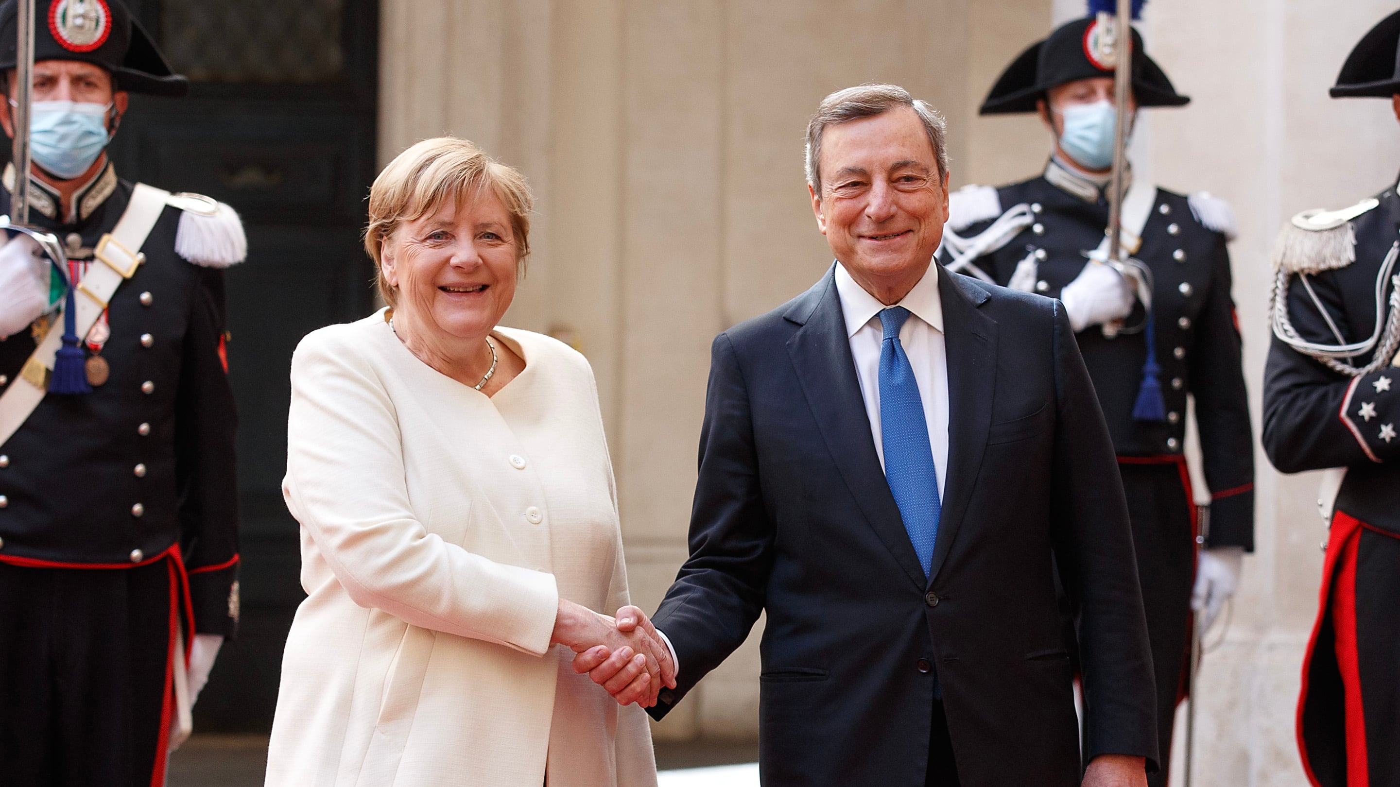 "È il garante dell'Euro": così Merkel incorona Draghi