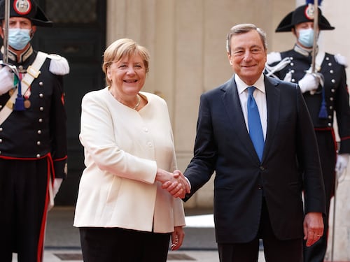 "È il garante dell'Euro": così Merkel incorona Draghi