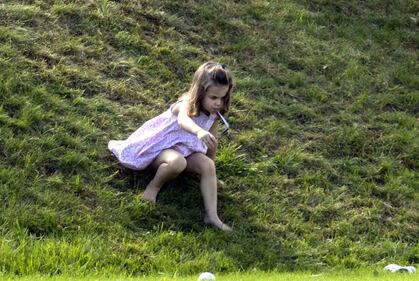 George e Charlotte giocano sull'erba 6