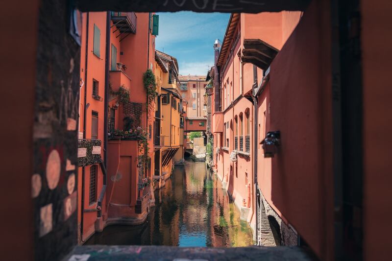 Bologna, la finestrella sul canale