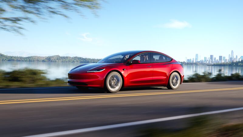 Tesla Model 3 restyling, guarda tutte le foto 13