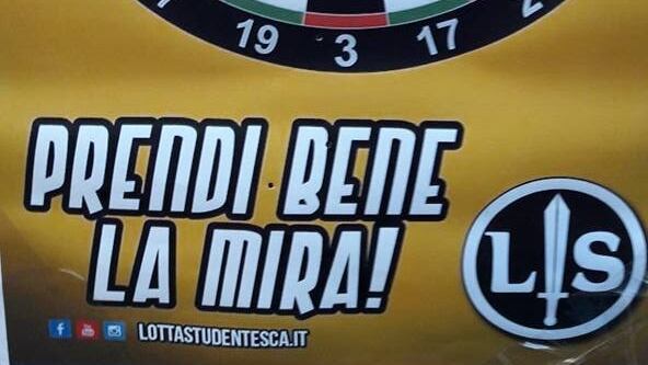 Studenti giocano a freccette usando la faccia di Renzi come bersaglio