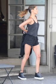 Belen a Milano fa shopping senza intimo 2