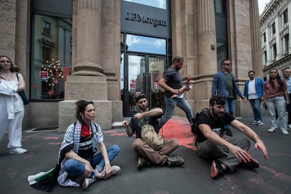 Vernice rossa sulla sede di Jp Morgan: il blitz dei proPal a Milano 10