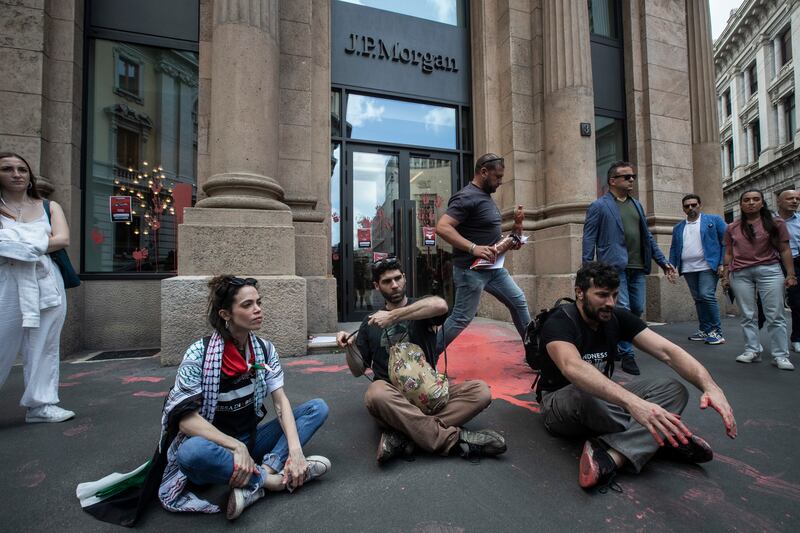 Vernice rossa sulla sede di Jp Morgan: il blitz dei proPal a Milano 10