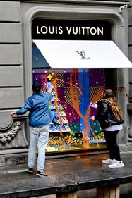 Giovani imbrattano con salsa di pomodoro le vetrine di Gucci, Prada e Louis Vuitton 8