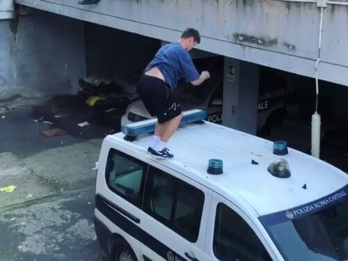 L'ultima follia romana: parkour sulle auto della municipale