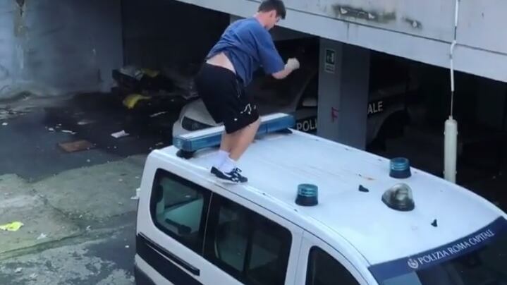 L'ultima follia romana: parkour sulle auto della municipale