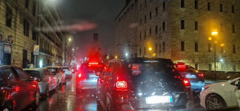 Roma paralizzata tra bomba d'acqua e scioperi 7