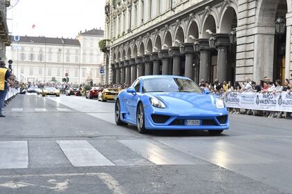 Sfilata di automobili a Torino per il Motor show 6