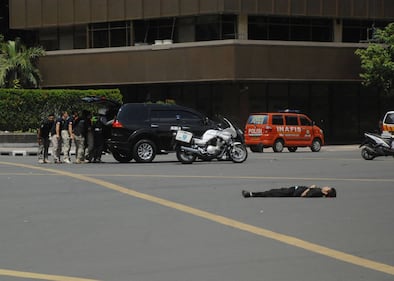Giacarta, cadaveri riversi per le strade 2