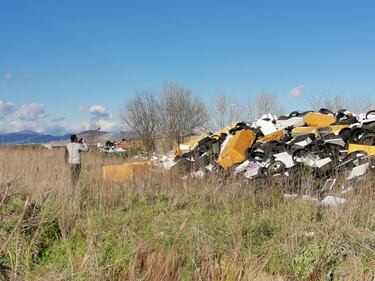 La baraccopoli e i rifiuti vicino al villaggio nomadi autorizzato 1