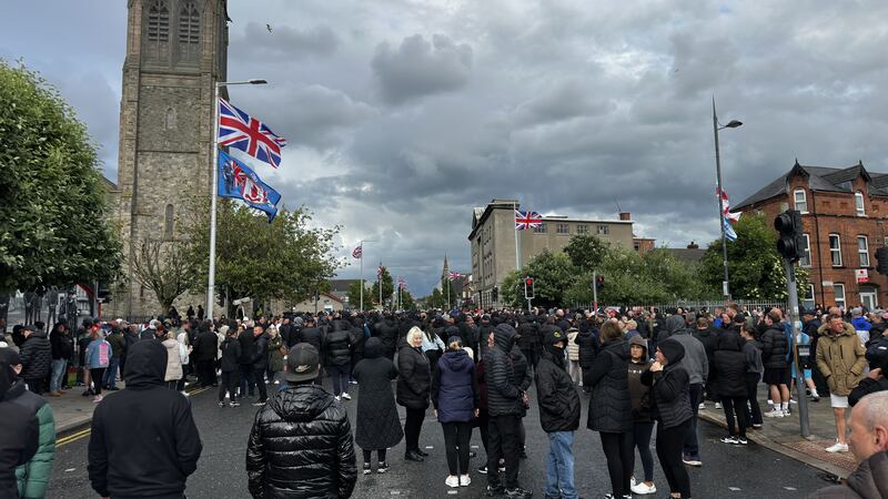 Belfast in rivolta: le immagini delle proteste anti migranti 16